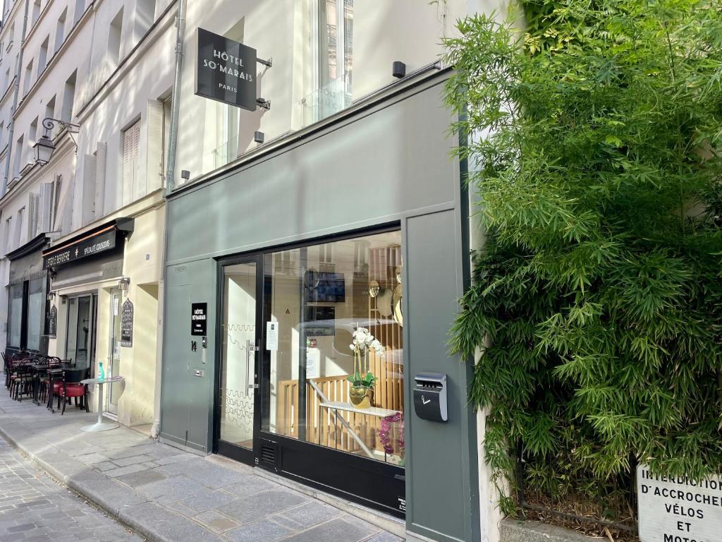 巴黎Hôtel So Marais的街道上装有玻璃门的商店前