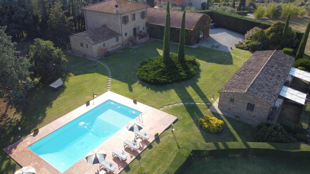 科尔托纳Fattoria Borgonuovo的享有带游泳池的房屋的空中景致