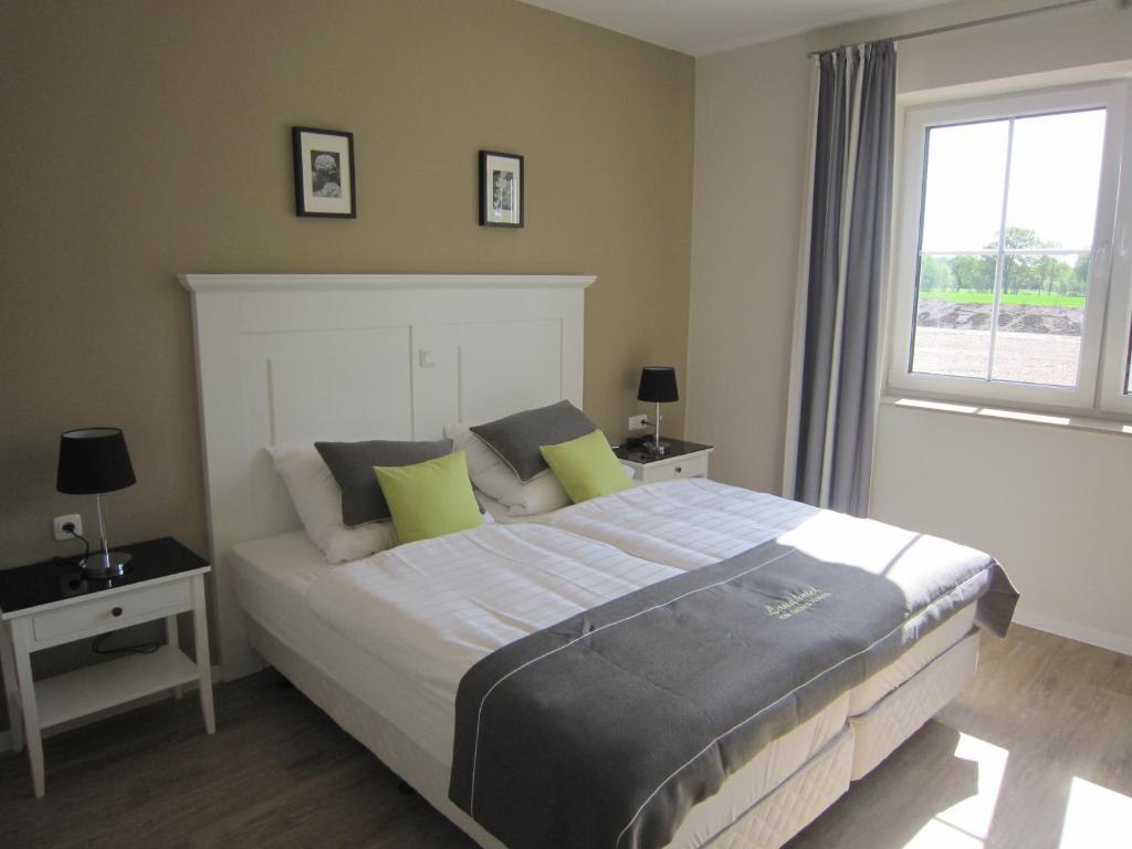 Espelkamp-Mittwald绿色花环酒店的一间卧室设有一张大床和一个窗户。