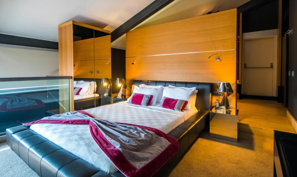 伊斯坦布尔Vernazza Suites Hotel的一间卧室配有一张带红色枕头的大床