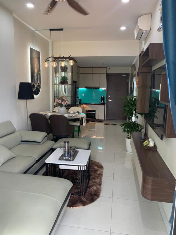 胡志明市BIN’S HOUSE的客厅配有沙发和桌子