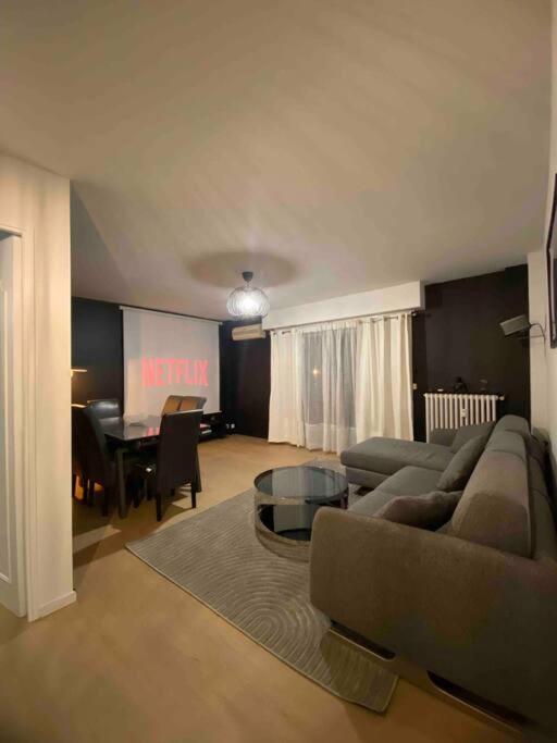 戛纳Le Sun Valley - Vidéoprojecteur et Terrasse Zen的客厅配有沙发和桌子