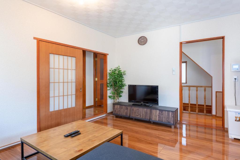 东京平井戸建的客厅配有桌子和电视