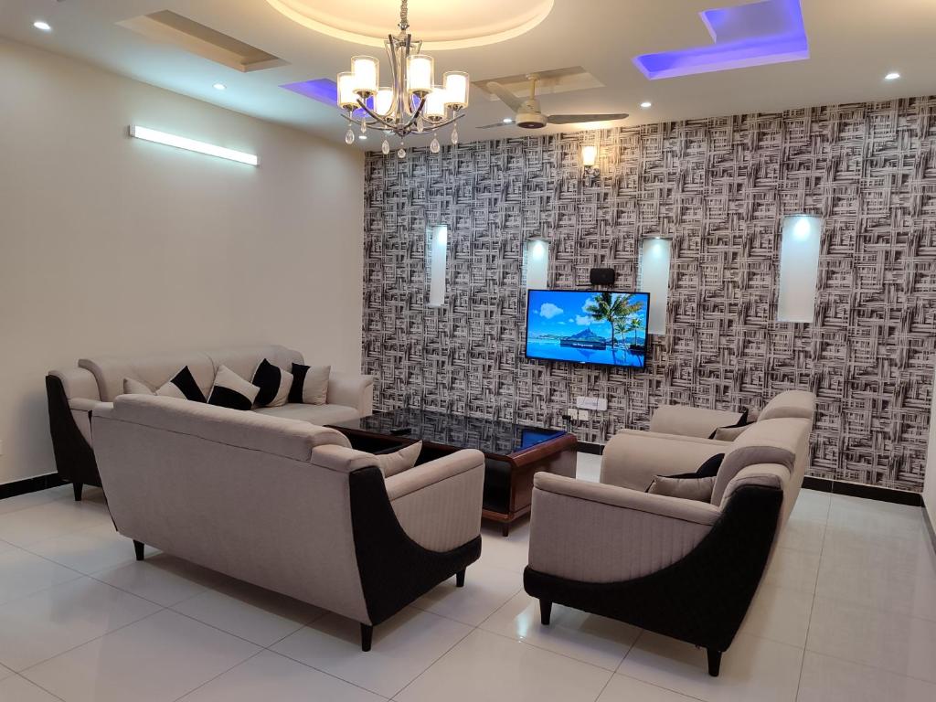 伊斯兰堡Luxury Holiday Home in Islamabad的带沙发和平板电视的等候室
