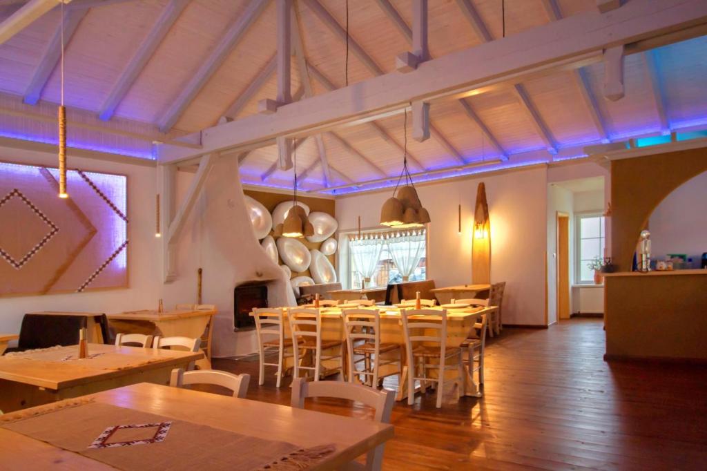 瓦马Fexada Home的餐厅设有木桌、椅子和紫色照明
