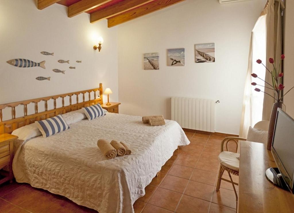 米乔尔海滩Ca Na Rita den Constantino - Formentera Break的一间卧室配有一张床,上面有两条毛巾