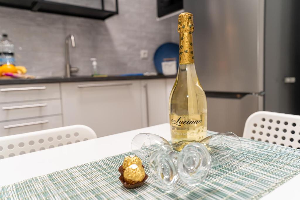 阿里纳加Sunny Winter Arinaga的厨房里的桌子上一瓶香槟