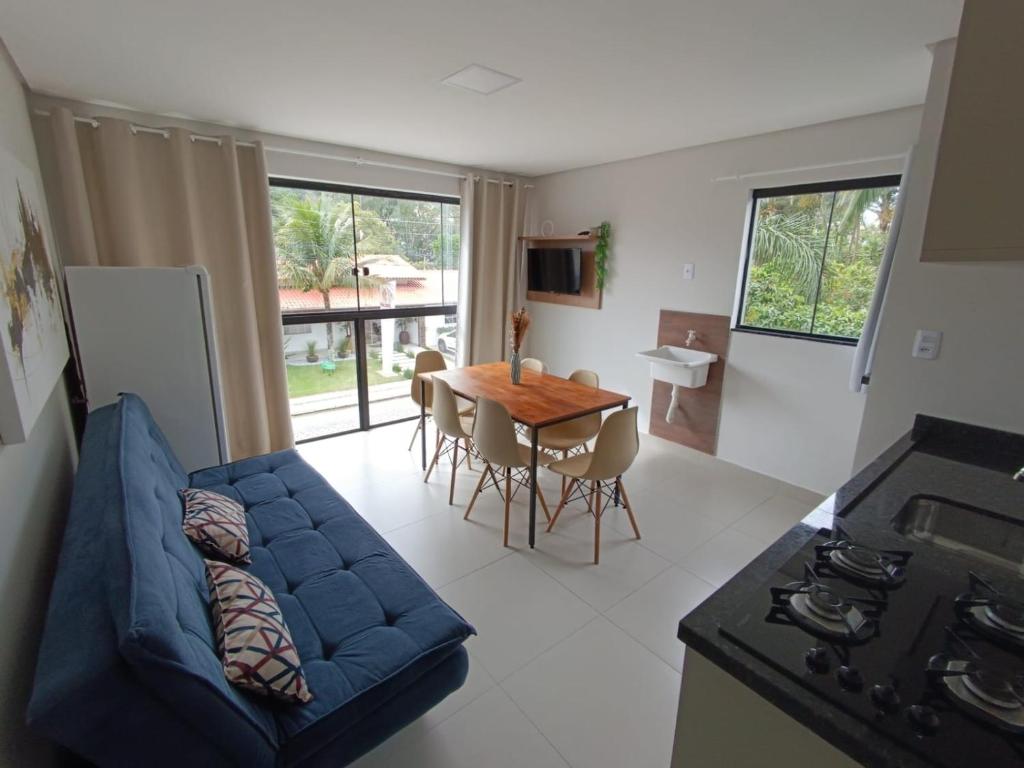 邦比尼亚斯Residencial Brisa do Mar的客厅配有蓝色的沙发和桌子