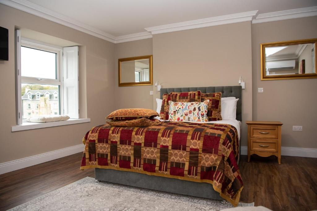 多尼戈尔Donegal House的一间卧室设有一张床和一个窗口