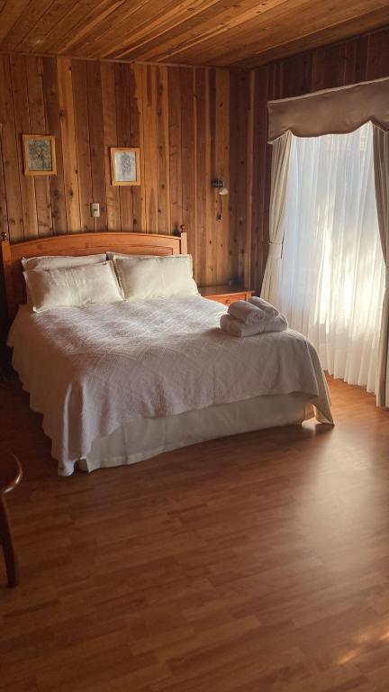 PurénFragaria Hotel Gastrobar的卧室配有白色的床和窗户