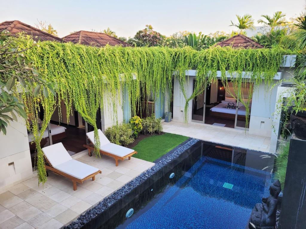 金巴兰Bali - Jimbaran Bay 2 Bedroom Villa的享有带游泳池的别墅的外部景致