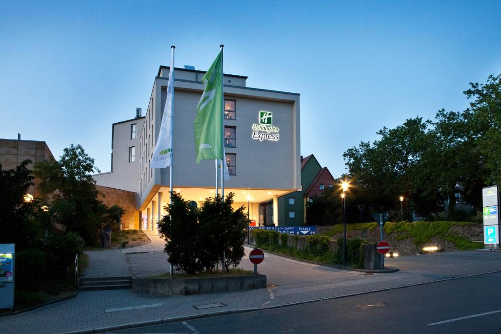 菲尔特Holiday Inn Express Fürth, an IHG Hotel的一面有绿旗的建筑