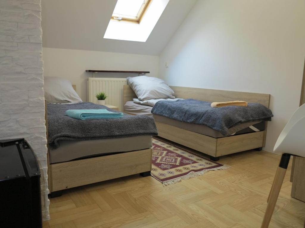 CholerzynAirSpot Balice的带天窗的客房内的两张单人床