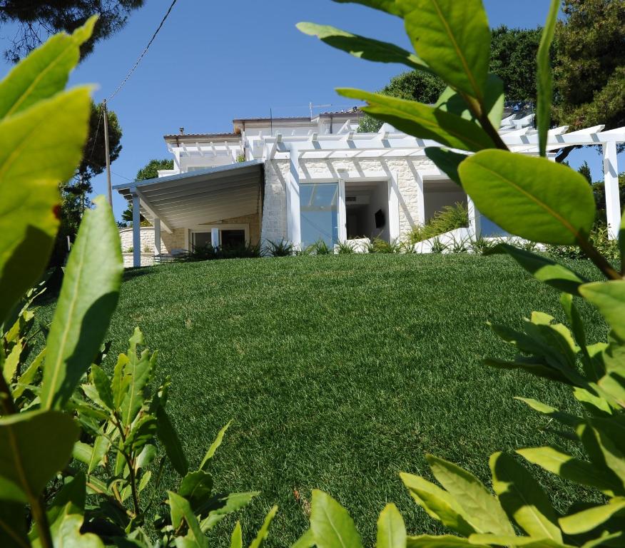 努马纳Conero Suites的白色房子前面的草坪