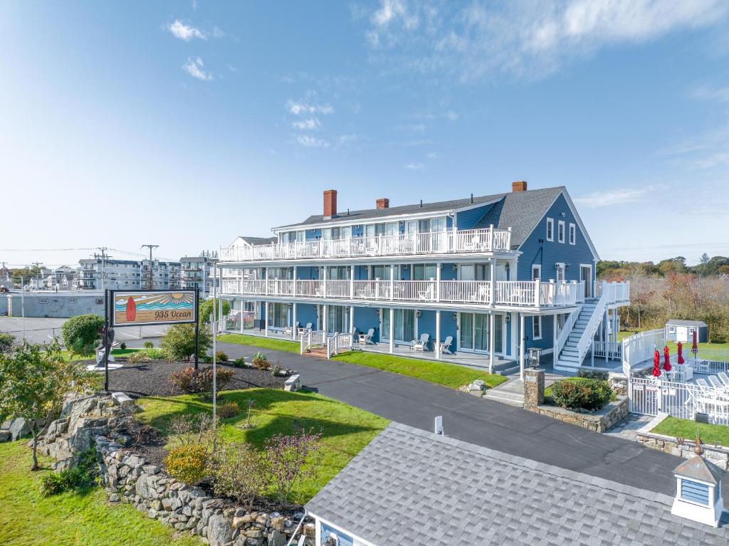 汉普顿935 Ocean, a Beachside Inn的一座带走道的蓝色和白色大建筑