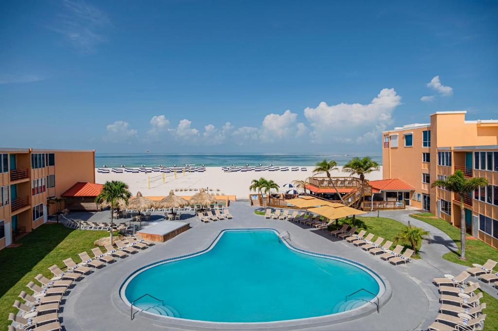 圣徒皮特海滩海豚滩度假酒店的享有度假胜地的空中景致,设有游泳池和海滩