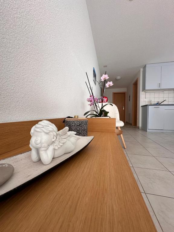 萨斯阿尔马格尔Haus Mondelli的客厅配有一张桌子和雕像