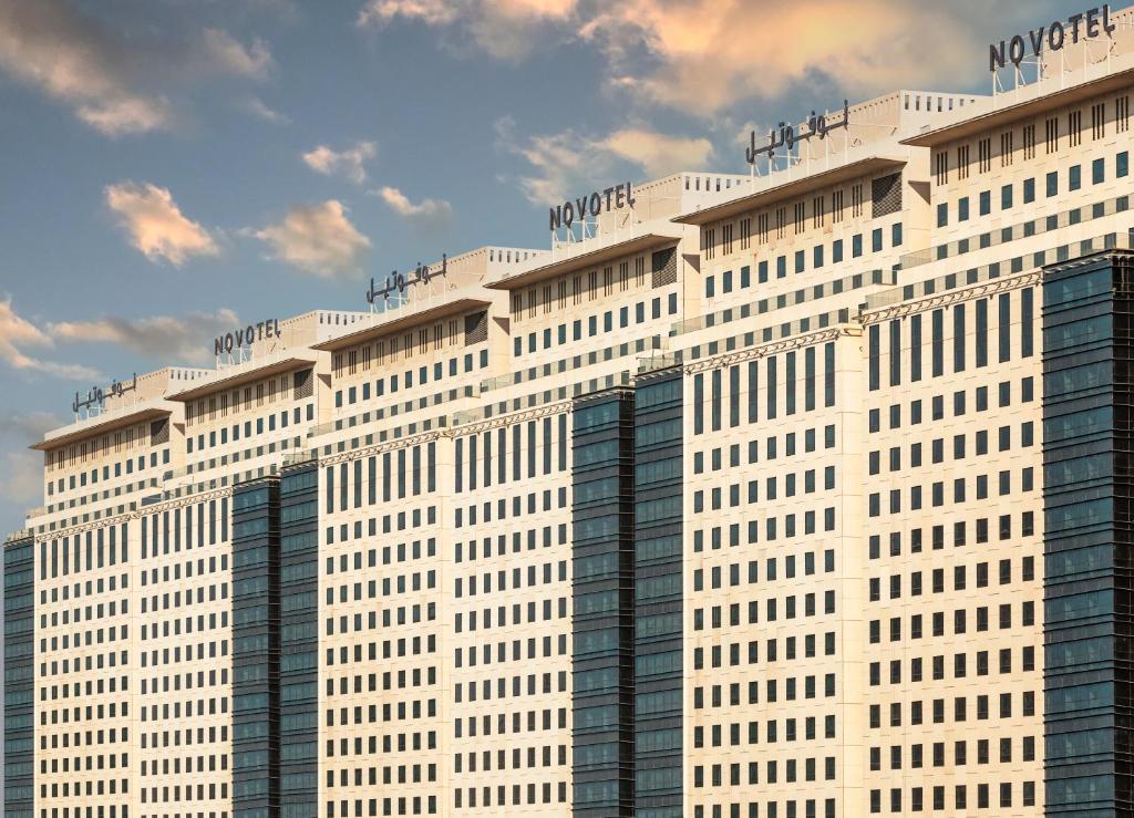 麦加Novotel Makkah Thakher City的白色的建筑,名字叫酒店