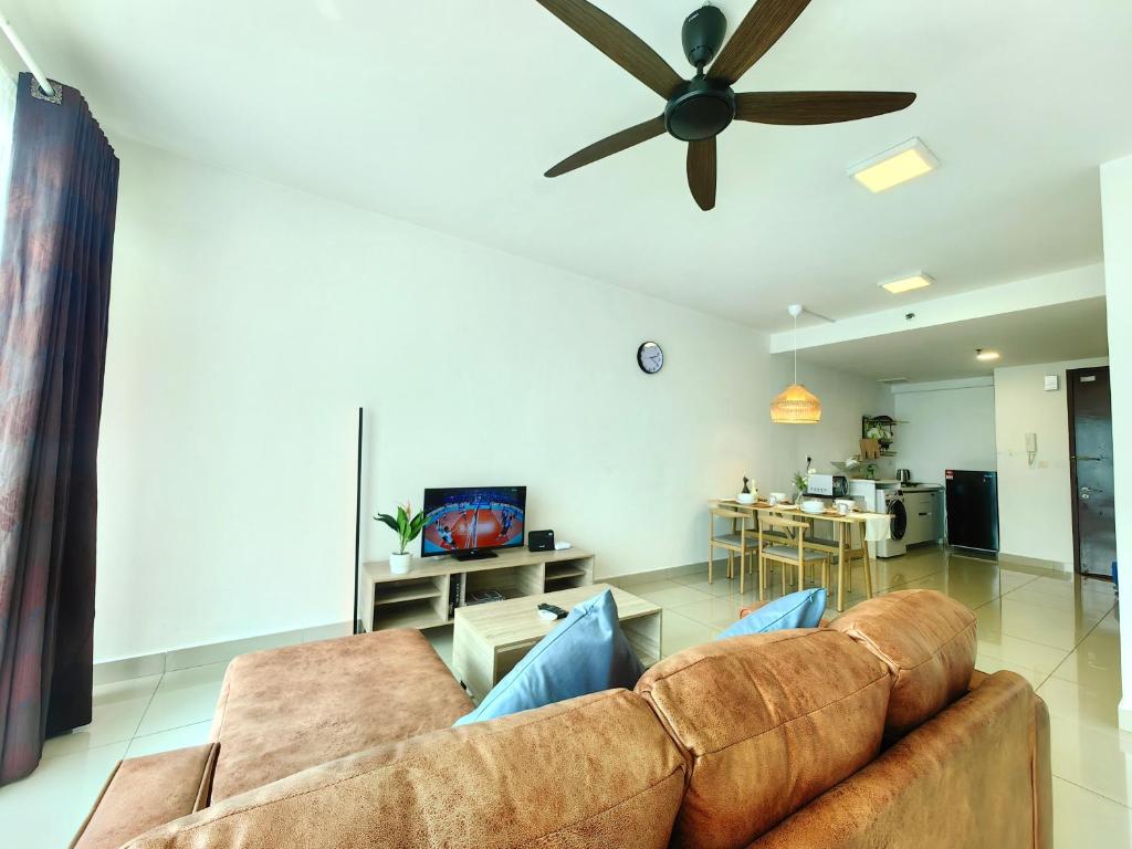 实达阿南U 1-10Pax 2Room Trefoil Cozy Home Setia Alam Wifi的带沙发和吊扇的客厅