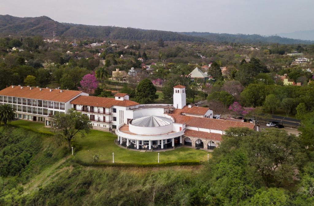 圣萨尔瓦多德朱图斯德拉韦纳酒店的山丘上建筑物的空中景观