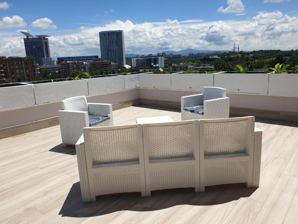 罗马amazing penthouse roma eur的市景阳台配有椅子