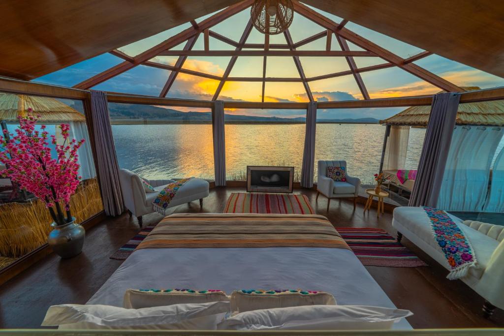普诺KAY PACHA LODGE lago titicaca All Inclusive的船上的卧室享有水景