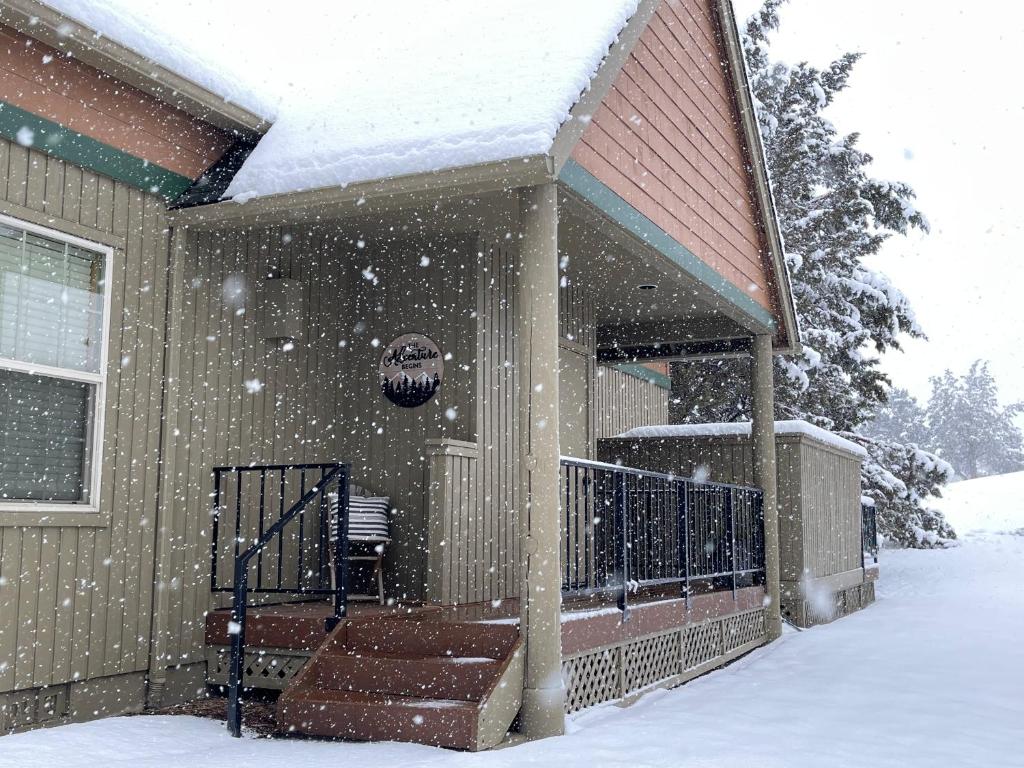 雷德蒙德Juniper Ridge Chalet at Eagle Crest Resort的雪落在房子前面
