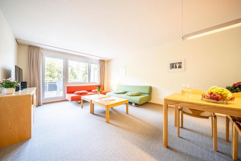 武尔佩拉PL 202 Lichtdurchflutete Wohnung mit grossem Balkon Richtung Scuol的客厅配有沙发和桌子