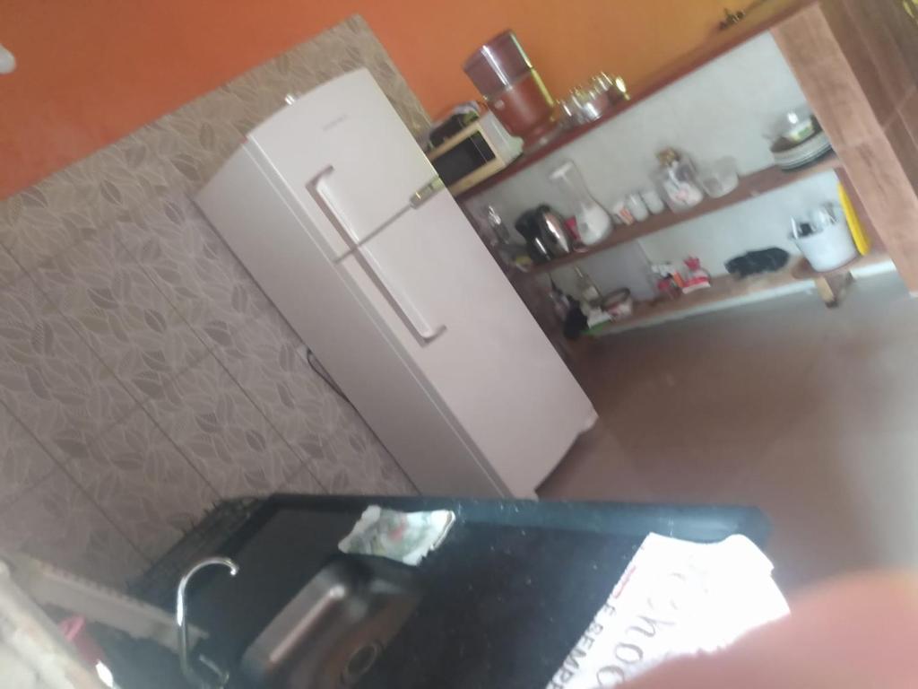 帕拉蒂Casa de temporada Lindas Cachoeiras 10的配有白色冰箱和水槽的厨房