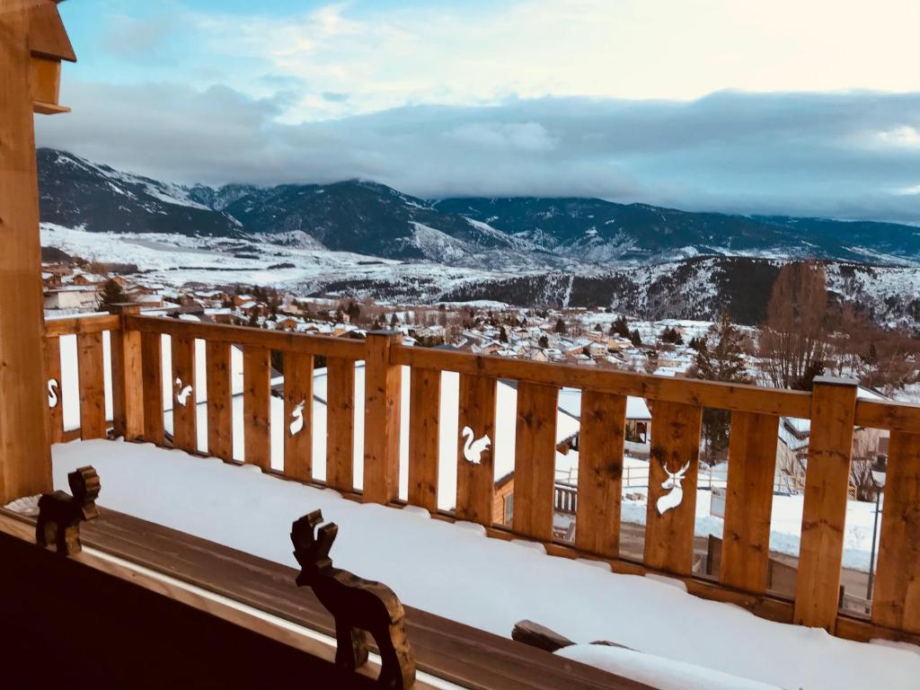 丰罗默奥代洛维亚Chalet Cervus的从雪地小屋的阳台上可欣赏到风景