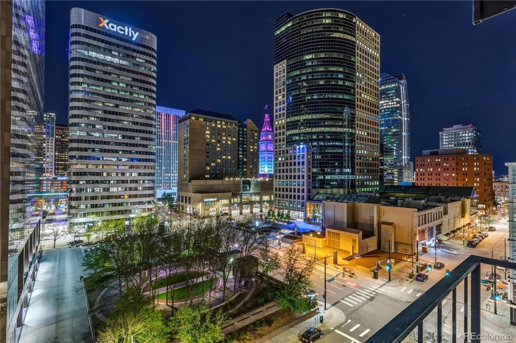 丹佛Larimer Square, Parking included, at The Windsor的城市天际线,夜晚有高楼