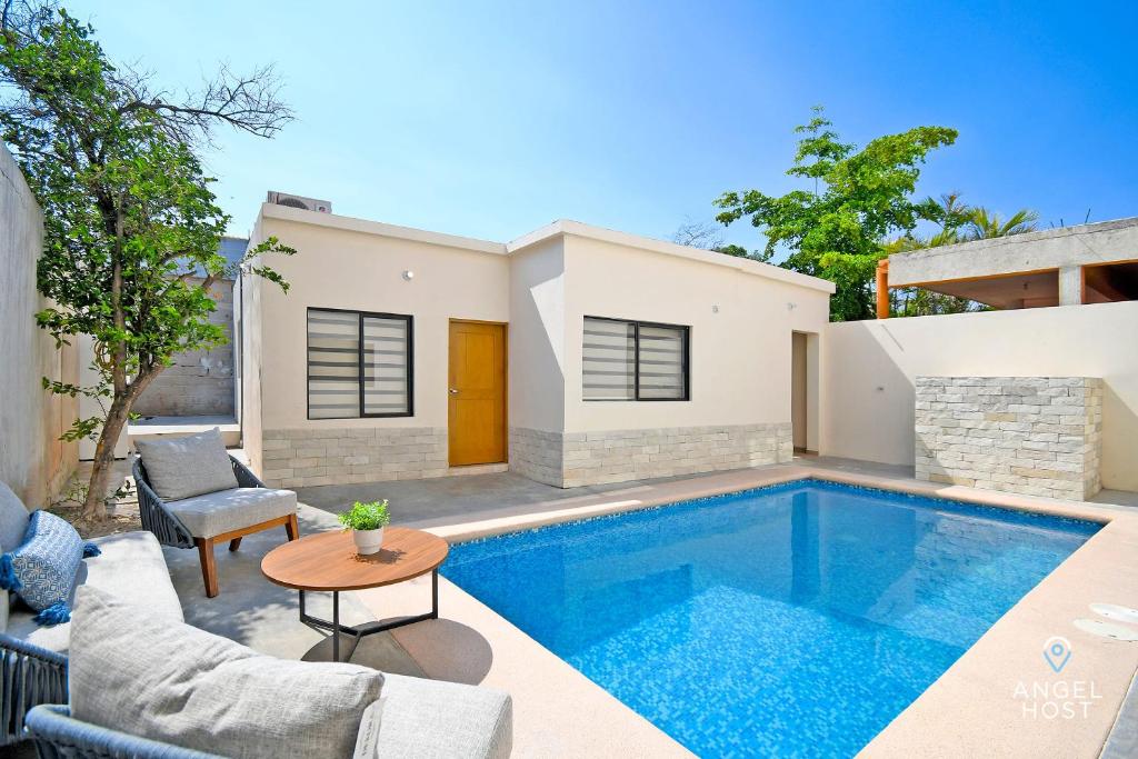 拉巴斯NEW Comfy Stay with Pool Onsite Steps from Malecón的一座房子后院的游泳池