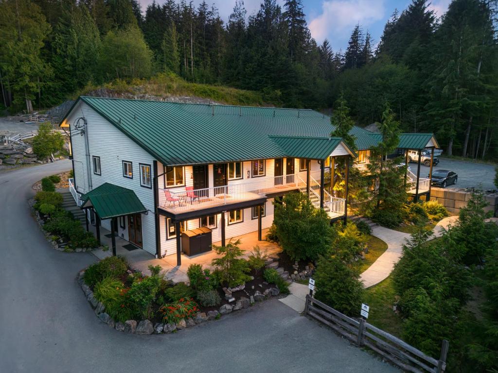 伦弗鲁港West Coast Trail Lodge的享有绿色屋顶房屋的空中景致