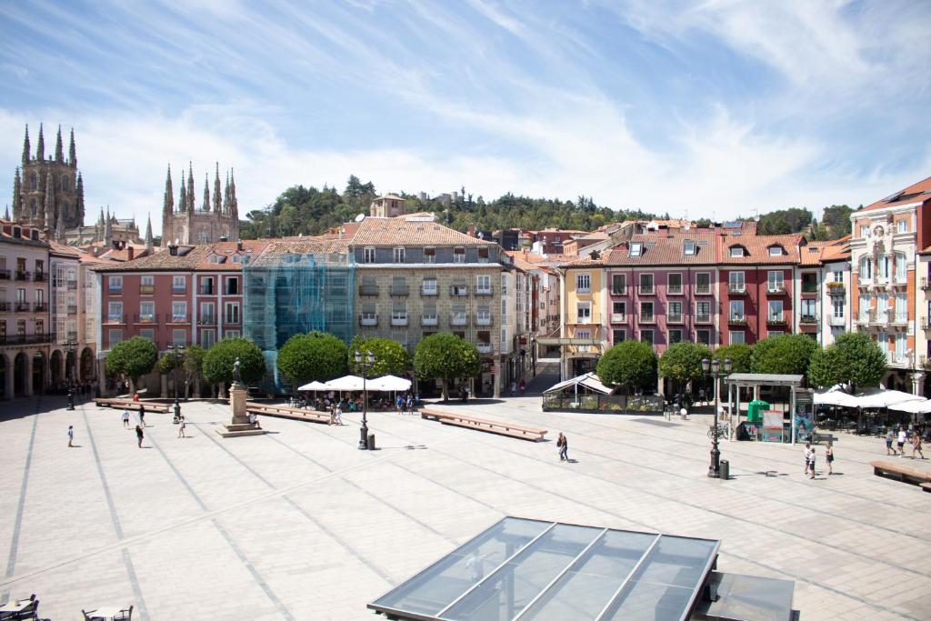 布尔戈斯Increíble piso en la plaza Mayor, con garaje的相册照片