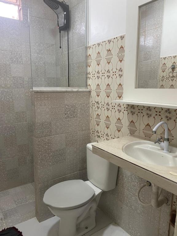 博阿维斯塔Hostel Carol的一间带卫生间、水槽和镜子的浴室