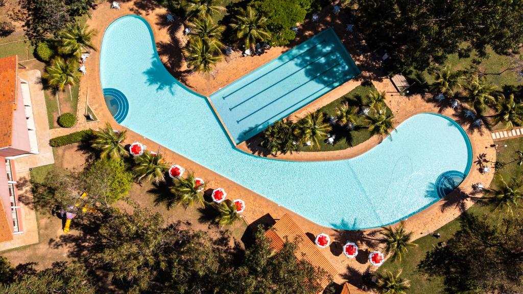 蒙蒂斯克拉鲁斯Hotel Fazenda Bonjuá的游泳池的顶部景色,游泳池游泳