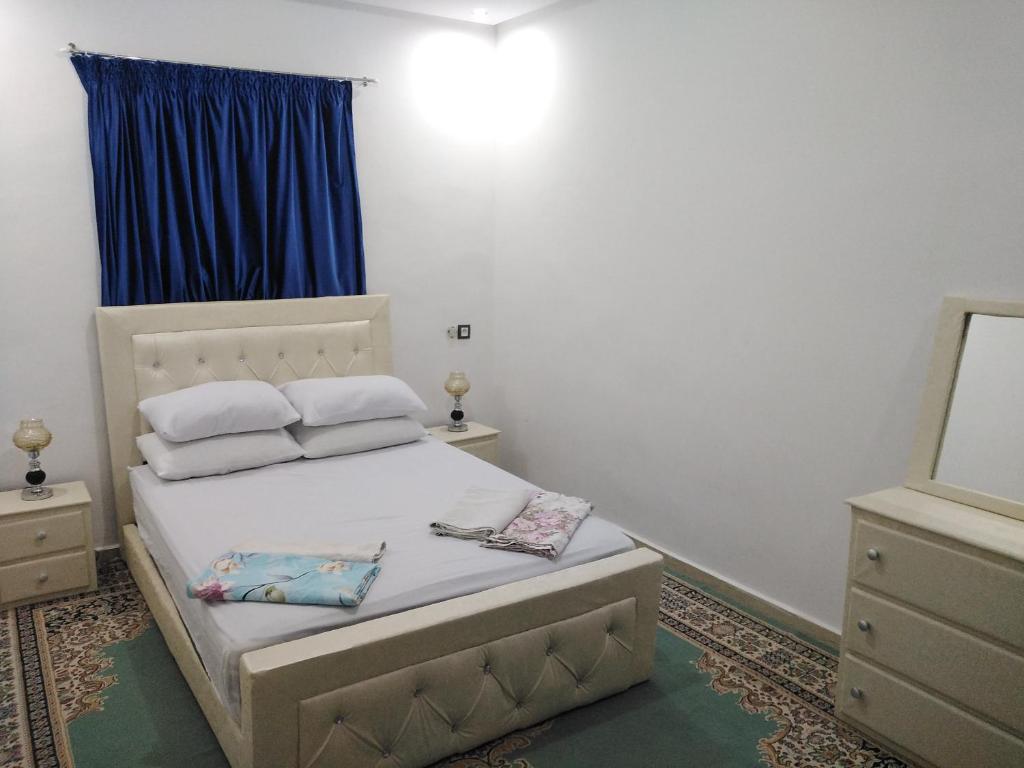 阿加迪尔Your House For Family的一间卧室配有一张带两个枕头和镜子的床
