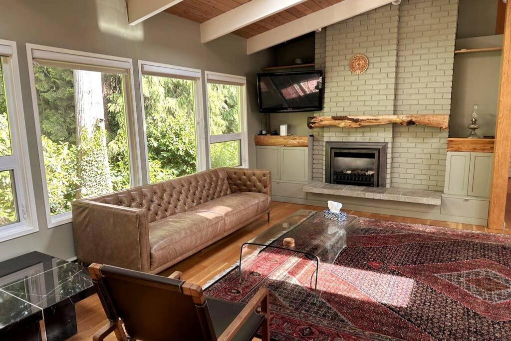 北温哥华West Coast Contemporary Home - Central Lonsdale的带沙发和壁炉的客厅