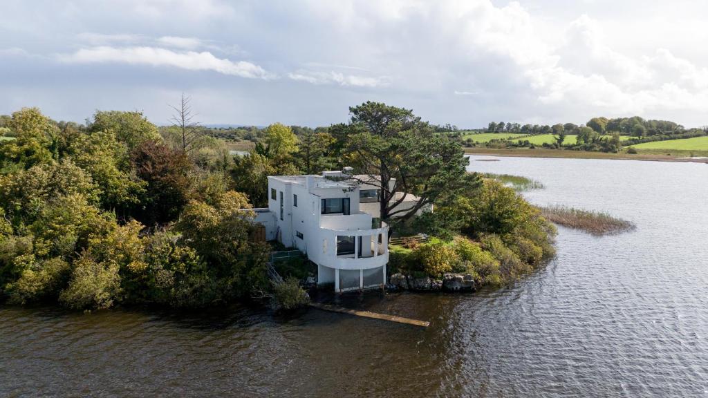 Droíchead an ChláirLakehouse Inchiquin的水中岛上的白色房子