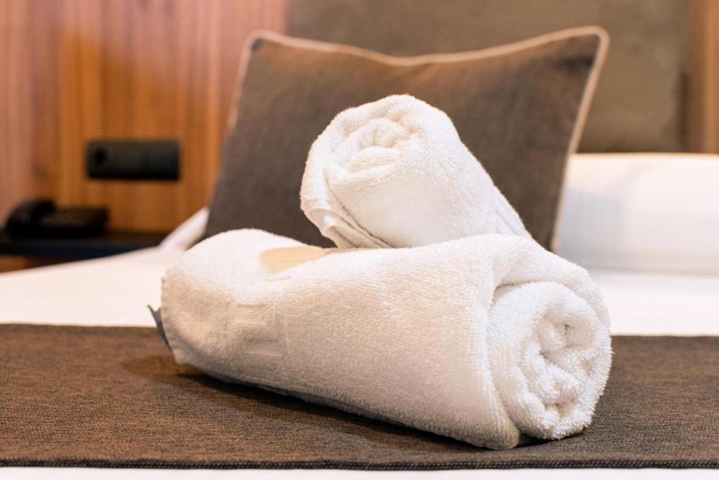 卡尔塔马格赛酒店的床上的白色毛巾