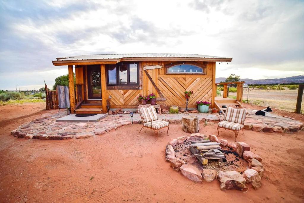 FredoniaRustic Ranch Getaway Near Zion, Bryce, Grand Canyon的沙漠中的小屋,配有椅子和火坑