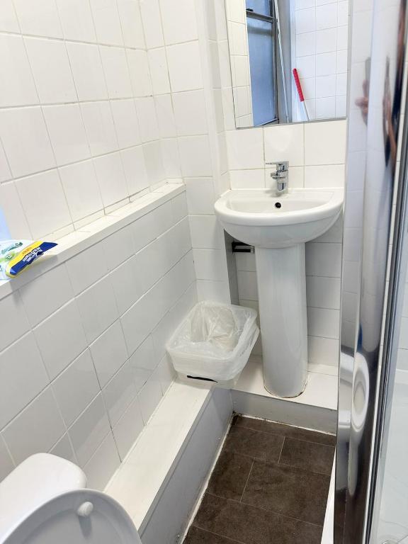 伦敦264 rooms的白色的浴室设有卫生间和水槽。