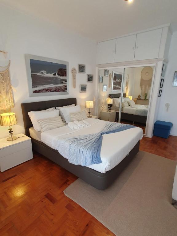 纳扎雷Casa da Tina的一间卧室,卧室内配有一张大床