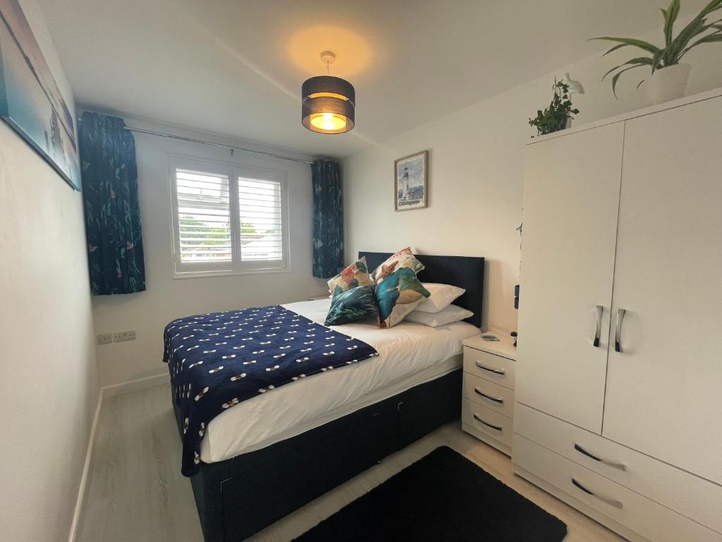 伯恩茅斯The Blue Crab in Bournemouth的一间带床和橱柜的小卧室