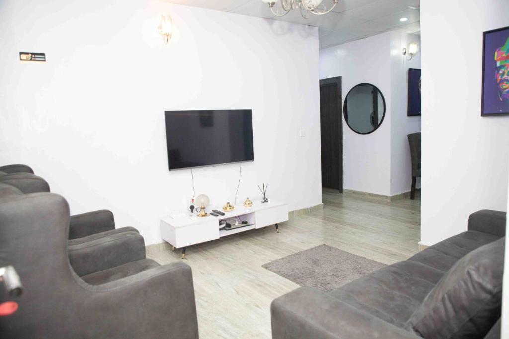 伊洛林Dabb Apartments的带沙发和平面电视的客厅