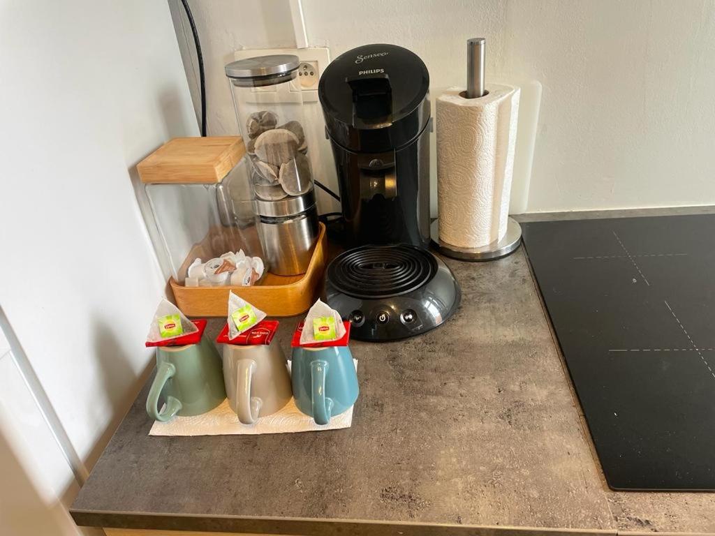 沙勒罗瓦Station 171 Bruxelles-charleroi-airport的厨房柜台配有咖啡壶和咖啡壶