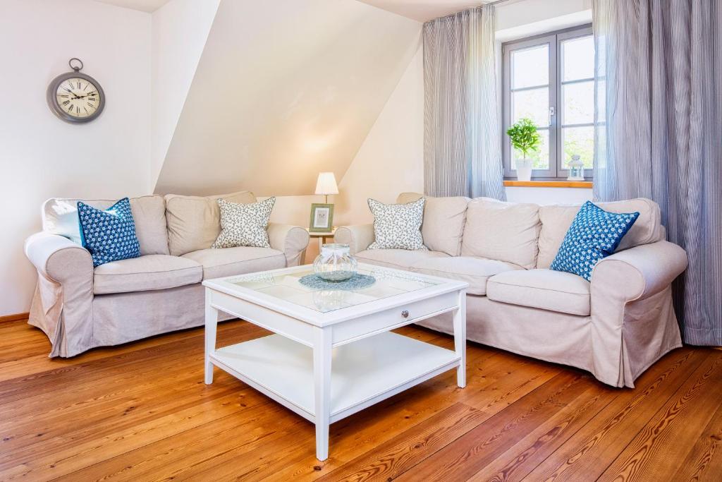 RadeburgLandgut Mosch的客厅配有沙发和桌子