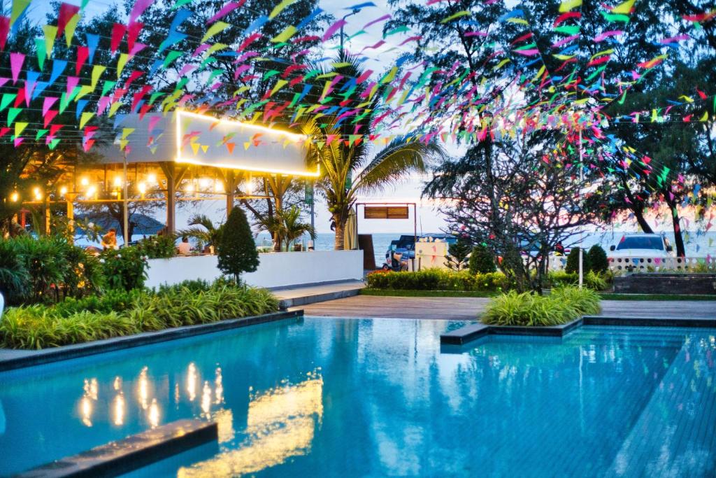 西哈努克Naiya Sea Resort的拥有丰富多彩的流媒体的度假村游泳池