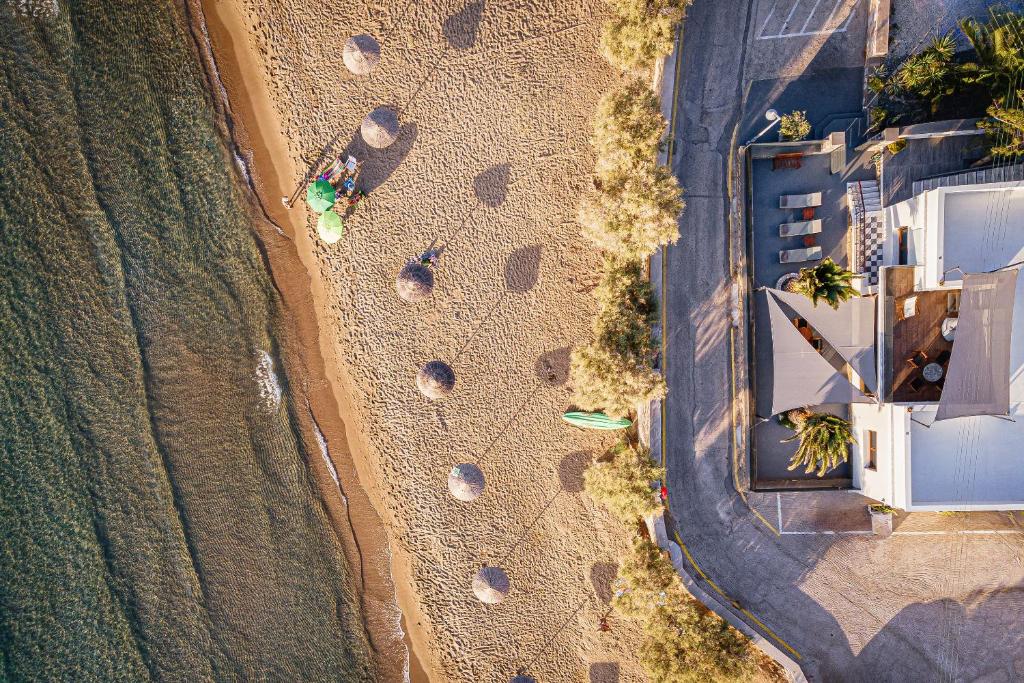 金尼昂Aniv Villa by the Sea的享有海滩上方的建筑和树木美景
