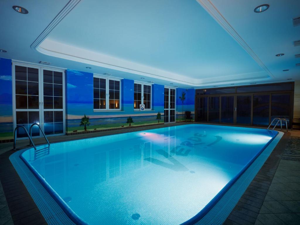 科沙林福尔德酒店的一座蓝色灯光建筑中的大型游泳池